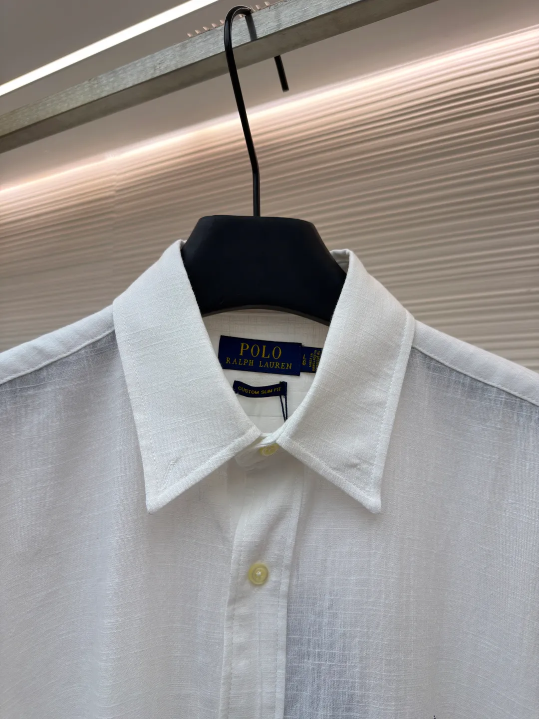 Ralph Lauren logo embroidered short-sleeved shirt ●Original version: Purchased and developed at 1590 ●Item number: 1682559-A20 ●Material: linen cotton plain fabric ●Technology: made with side-turned embedded stitching ●Color: white ●Version: Fitted version ●Weight: about 170 grams ●Size: S-M-L-XL ●Description: Selected high-quality linen cotton plain fabric has natural texture and breathability, tight and smooth Comfortable and close to the skin. Elegantly presented with a touch of deep black. The iconic red pony embroidery is like a smart musical note dancing on the black canvas. Simple but highly recognizable. The clever design of the outer I-shaped pleated split back yoke adds a sense of agility and elegance. The minimalist shape contains the soul of fashion. Imported machine embroidery technology is used. Advanced computer control systems and sophisticated mechanical components are used to achieve the iconic pony embroidery operation with high precision. The lines are smooth and delicate, using the side-turning and embedded stitching process. It is smooth and tidy. The whole fabric has been carefully washed. It has a better hand feel and texture. It is not easy to deform, shrink or fade, and maintains long-term beauty. The overall wiring is straight and delicate, the fabric is comfortable and soft, and the color is consistent without color difference. It can be matched with the same style to create a fashionable look and control various occasions. Customized accessories, complete with three standards, same style for men and women!